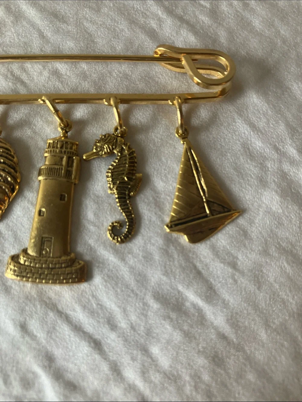 Brooch: Gold Tone Nautical brooch